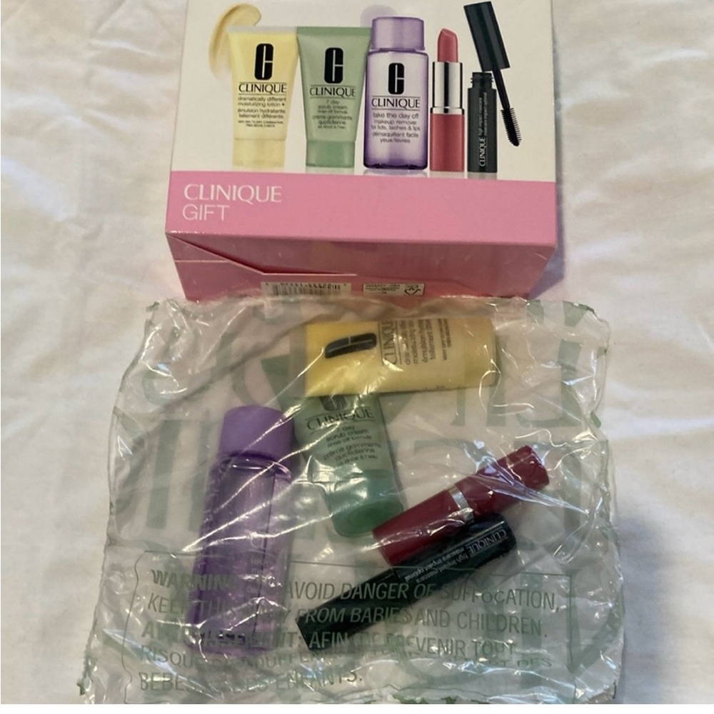 Clinique Bonus Makeup Bundle - Picture 2 of 5